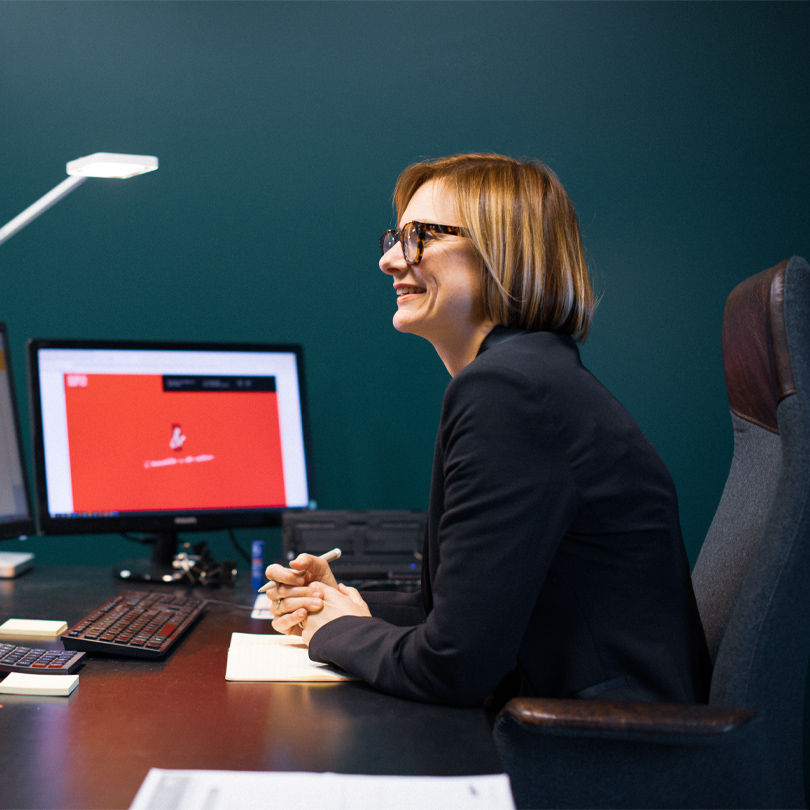 agent immobilière à son bureau