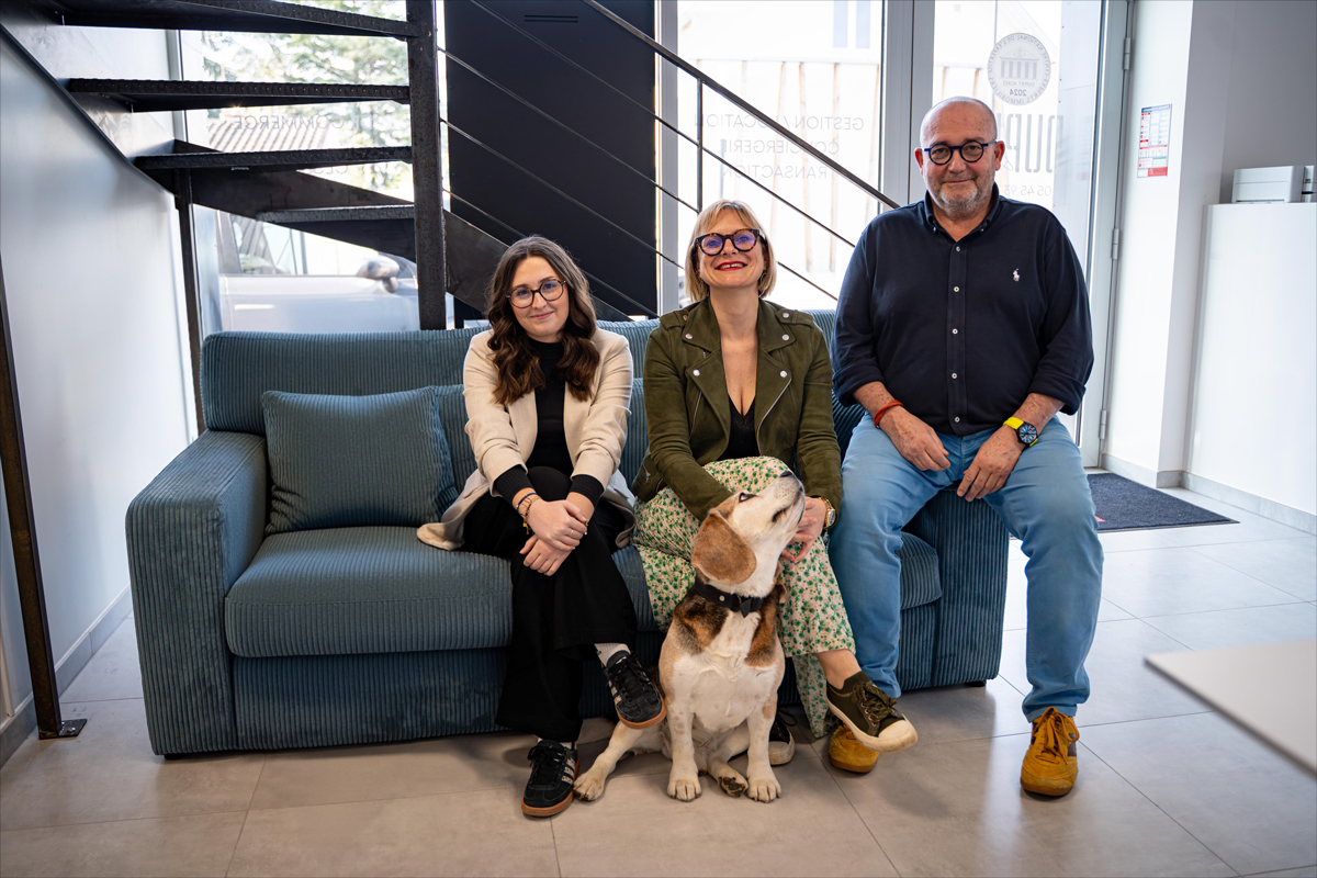 3 agents immobiliers assis auotur d'une table